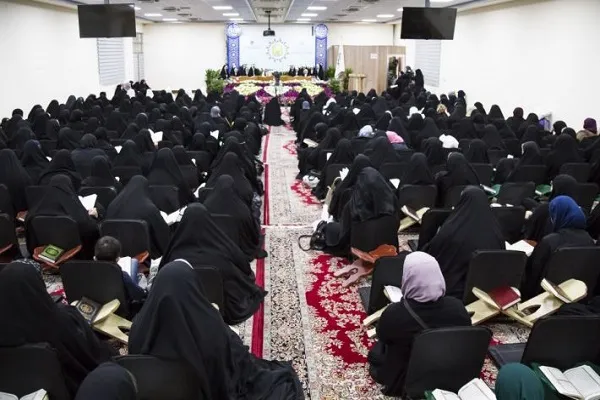 Le donne iraniane recitano il Corano in Iraq