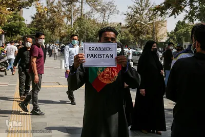 تجمع افغانستانی‌های مقیم مشهد در مقابل کنسولگری پاکستان

