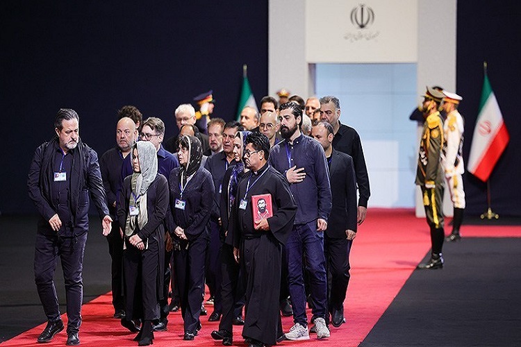 Des invités étrangers et des dignitaires rendent hommage à la dépouille du guide martyr