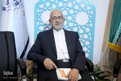 ابوالفضل بهرام‌پور در غرفه ایکنا در دوازدهمین روز از برگزاری بیست و هفتمین نمایشگاه بین المللی قرآن کریم