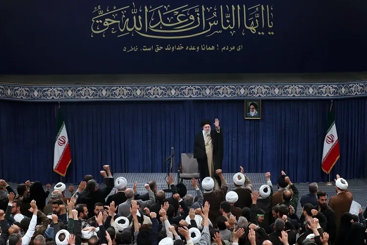 مضمون آیه نصب‌شده در دیدار مردم قم با رهبر معظم انقلاب