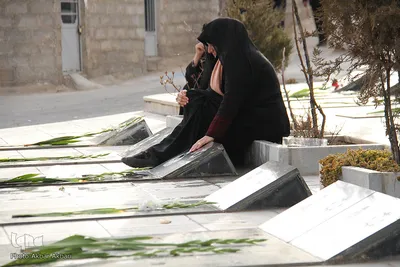 گلباران قبور شهدا در آستانه چهلمین سال انقلاب در شهرکرد