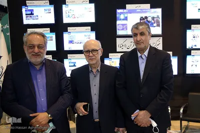  محمد اسلامی، رئیس سازمان انرژی اتمی و برادران  موسوی‌بلده،از پیشکسوتان قرآنی در غرفه ایکنا 