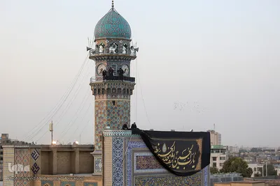 تعویض پرچم گنبد حرم مطهر رضوی در آغاز ماه محرم‎