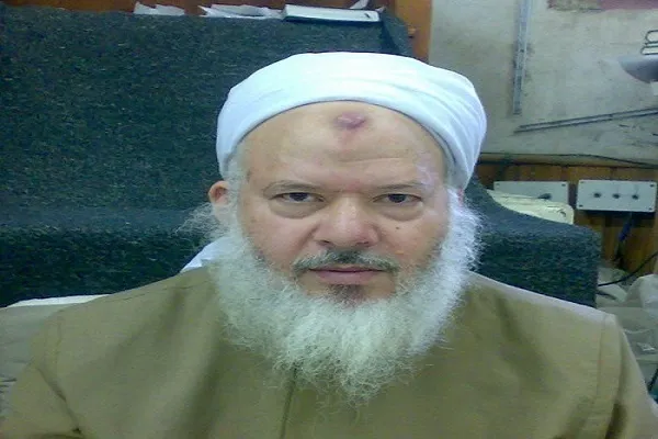 آلاف المصريين يشيّعون جثمان العالم الأزهري 