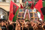 فیلم | آیین نخل‌برداری عاشورا در حسینیه نظرکرده یزد‎