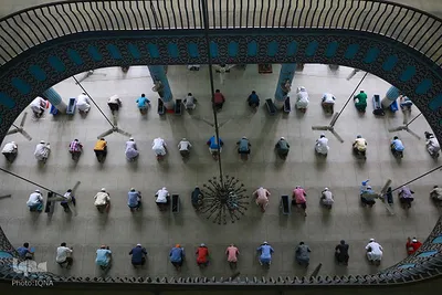 فاصله‌گذاری اجتماعی در نماز جماعت در مسجد «بیت المکرم» شهر «داکا» بنگلادش

