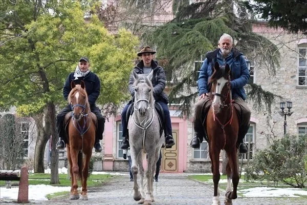 A caballo hacia La Meca: un trío español cruza Europa y Oriente Medio para realizar el Hayy