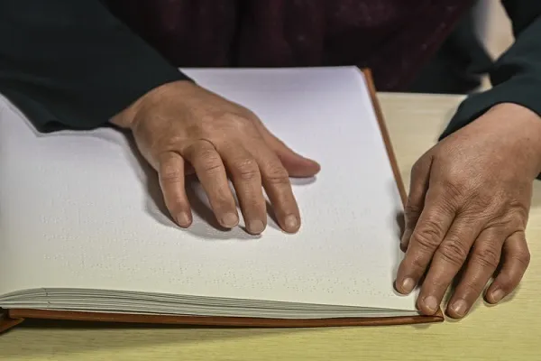 Marmara depreminde gözlerini kaybeden kadın Braille alfabesiyle Kur'an-ı Kerim'i hatmetti