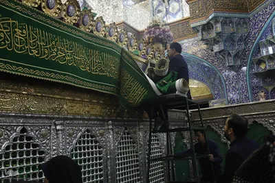  سیاه پوش کردن ضریح مطهر کریمه اهل بیت(س)