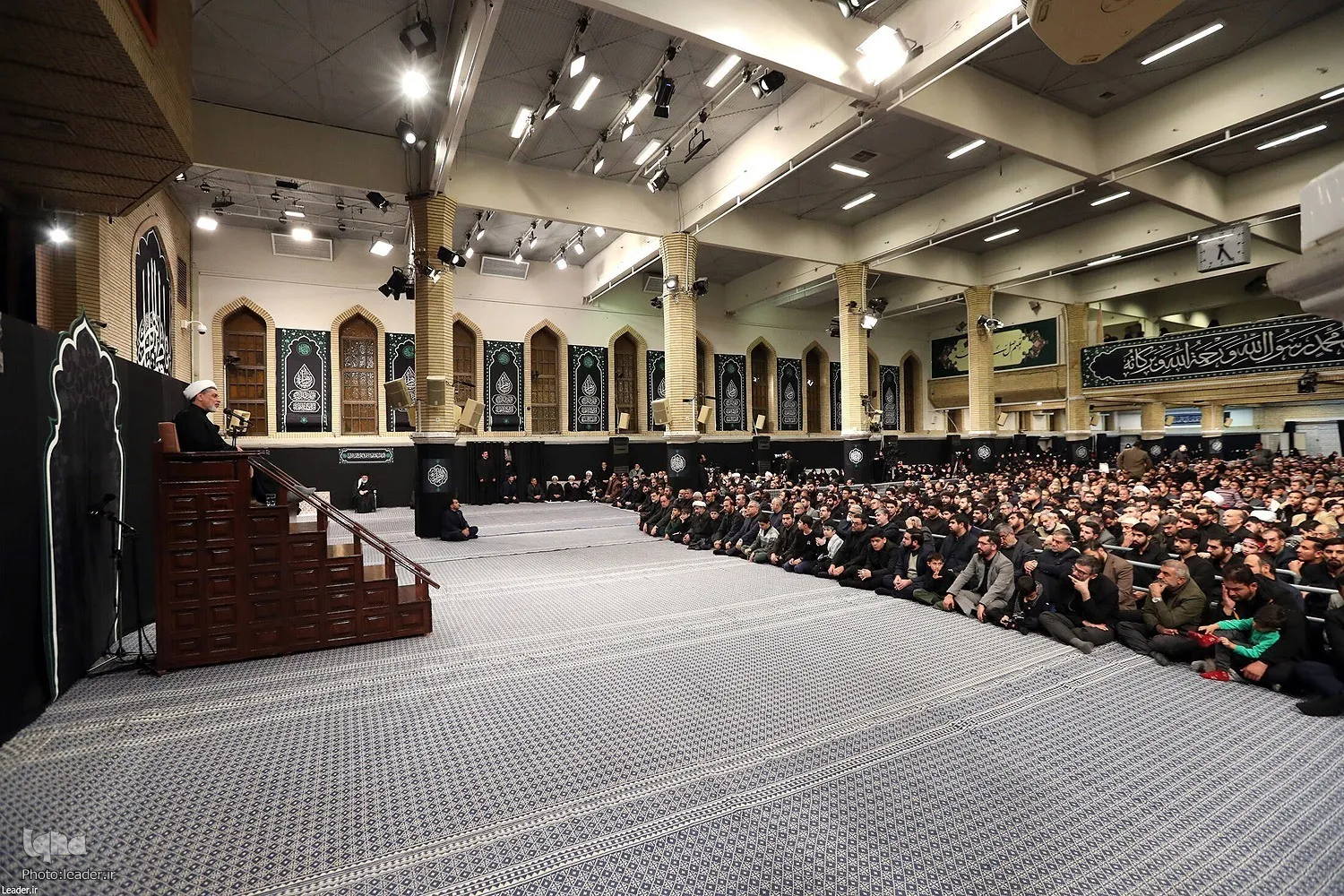 Líder supremo participa de rituais de luto que marcam o aniversário do martírio de senhora Fátima Zahra(a.s)