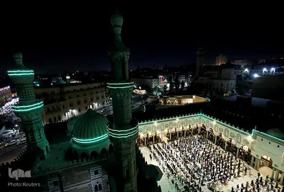گروهی از مسلمانان در حال نماز و عبادت عصرگاهی در ماه رمضان در مسجد  "الازهر" در شهر قاهره مصر