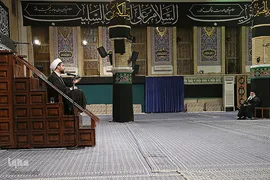 آخرین شب عزاداری حضرت اباعبدالله الحسین(ع) در حسینیه امام خمینی(ره) با حضور رهبر معظم انقلاب اسلامی