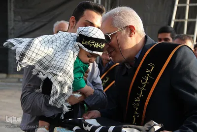 اهتزاز پرچم عزا بر فراز گنبد حرم حضرت سيدعلاءالدين حسين‌بن‌ موسي‌الكاظم(ع)
