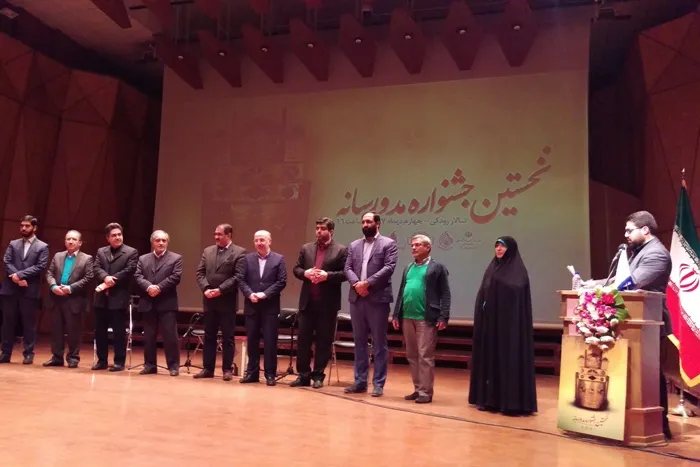 تقدیر از خبرنگار ایکنا در اختتامیه اولین جشنواره مد و رسانه/ به جای محدودیت باید الگو ارائه دهیم