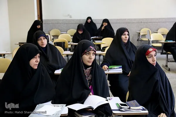 تنظيم دورة قرآنية متخصصة لحافظات القرآن كاملاً في إیران