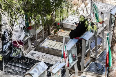 خانه تکانی قبور شهدا در آخرین پنجشنبه سال ۹۶