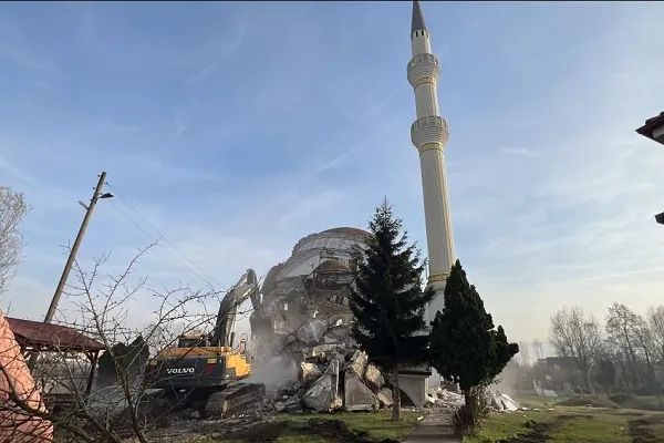 Depremde ağır hasar gören 35 yıllık cami yıkıldı