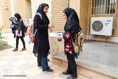 تقسیم شادی با دوستان دانشگاهی 