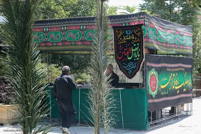 رختِ سیاهِ عزا بر تنِ بازار تهران