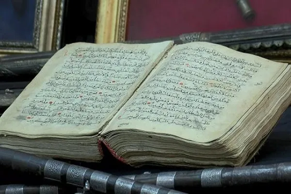 İstanbul'da tarihi eser operasyonu: El yazması Ku'ran-ı Kerim, kılıç ve silahlar ele geçirildi