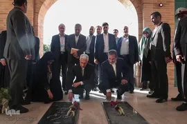 ادای احترام اسحاق جهانگیری، معاون اول رییس جمهور و منصور غلامی، وزیر علوم، تحقیقات و فناوری به شهدای گمنام در دانشگاه الزهرا(س)