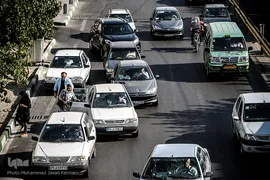 توقف غیر مجاز برای پیاده کردن مسافر توسط راننده متخلف که باعث بوجود آمدن ترافیک شده است