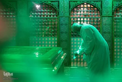 غبارروبی ضریح مطهر حضرت رضا(علیه‌السلام)