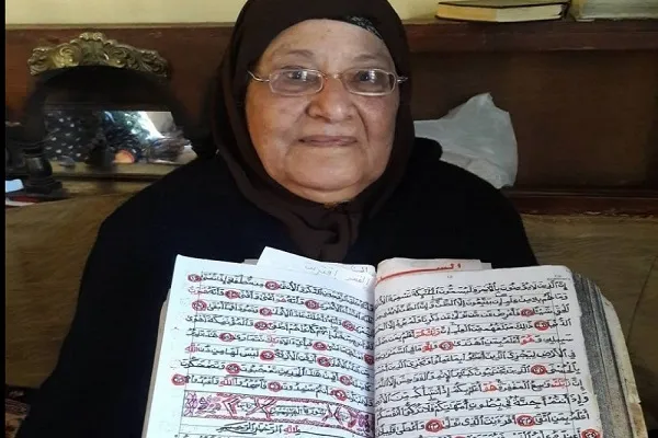 قصة عجوز كتبت المصحف بخط يدها في 4 أعوام