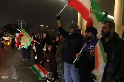 شیراز ایستاده در پای کار انقلاب اسلامی