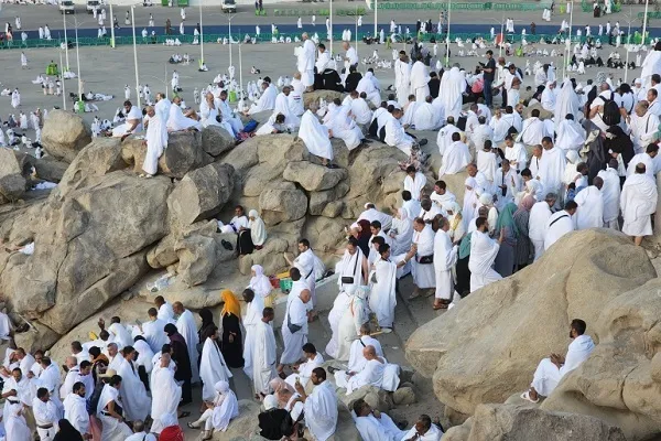 حجاج برای ادای مناسک عرفه راهی عرفات شدند