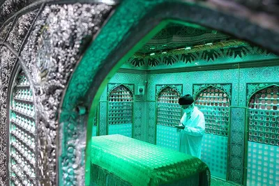غبارروبی مضجع مطهر رضوی در سفر به مشهد مقدس