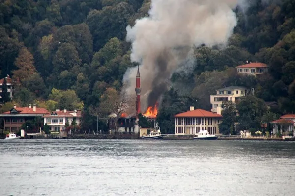 Vaniköy Camii'nin itfaiye raporu: Yangın elektrik tesisatından çıktı