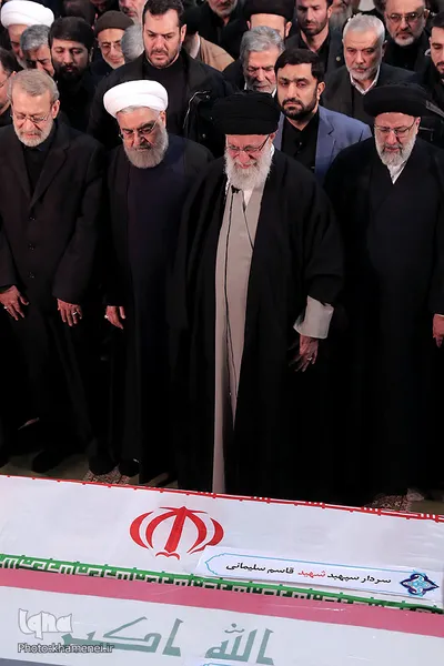مراسم اقامه نماز بر پیکر مطهر سپهبد شهید حاج قاسم سلیمانی و همرزمان شهیدش با حضور رهبر معظم انقلاب
