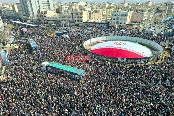 اقیانوس مردم پیکرهای شهدا را تشییع کردند؛ فرماندهان در کنار سربازان