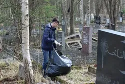 Мусульмане Санкт-Петербурга организовали субботник на кладбище