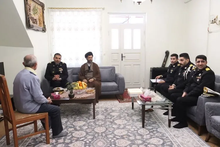 دیدار جمعی از فرماندهان نیروی دریایی رشت با خانواده شهید یوسفی