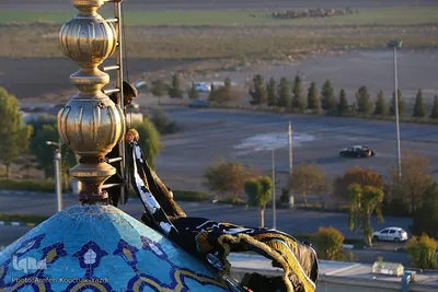 آیین تعویض پرچم گنبد آستان مسجد مقدس جمکران در آستانه ایام فاطمیه