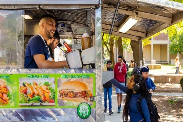 Les food trucks halal créent une communauté culturelle sur le campus