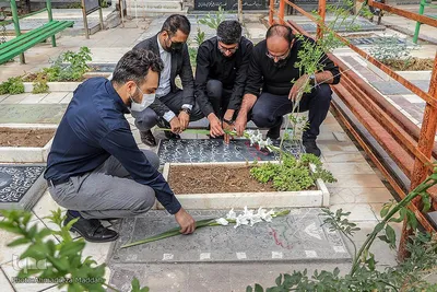 گلباران مزار مطهر شهدا توسط خبرنگاران شیرازی
