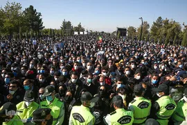 حضور اقشار مختلف مردم در محوطه آرامگاه فردوسی در شهر توس خراسان رضوی جهت خاکسپاری پیکر زنده یاد استاد محمدرضا شجریان