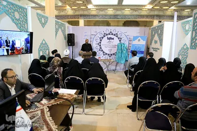 یین رونمایی از کتاب مبانی قرآنی بیانیه گام دوم مقام معظم رهبری نوشته حجت‌الاسلام والمسلمین محسن قرائتی در غرفه ایکنا در سیزدهمین روز از برگزاری بیست و هفتمین نمایشگاه بین المللی قرآن کریم