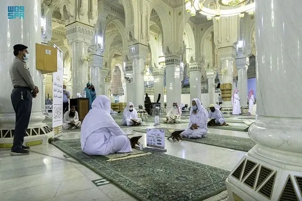 حلقات القرآن تتحدى كورونا حضورياً في المسجد الحرام