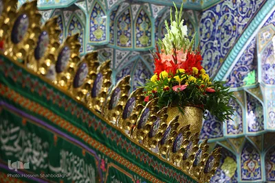 Heiliger Schrein von Fatima Masuma (s.a.) mit Blumen geschmückt
