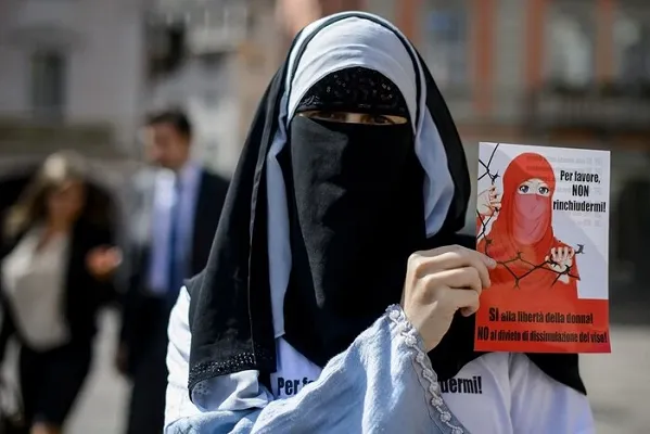 Swiss 'Burqa Ban' to Take Effect on January 1, Government Confirms