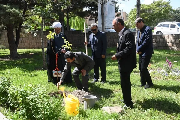 آیین کاشت نهال به یاد دانشجویان شهید دانشگاه تبریز