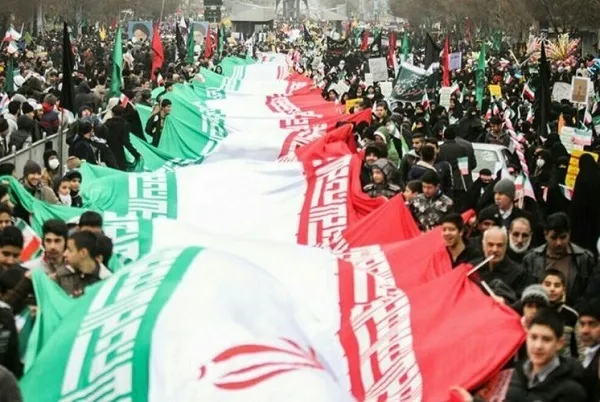 نورافکن رادیو گفت‌وگو  بر خیابان آزادی می‌افتد