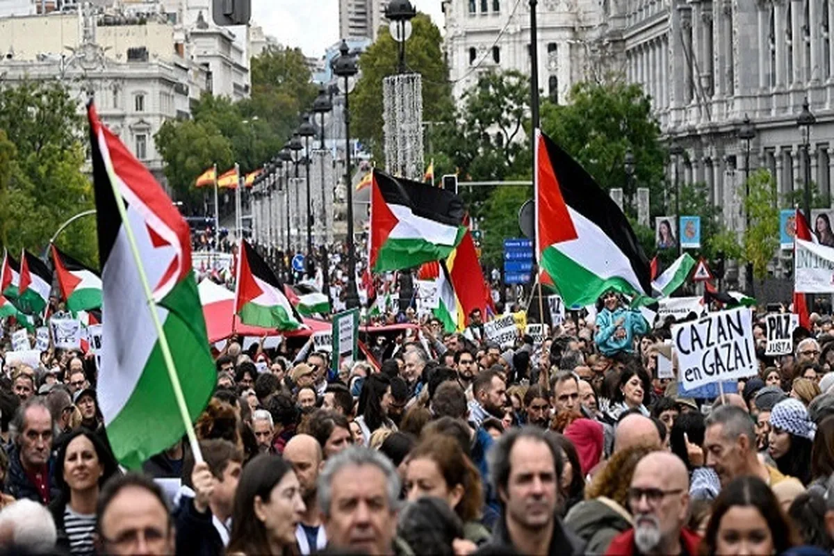Madrid Demonstrators Wave Palestinian Flags, Condemn Israeli Crimes in Gaza