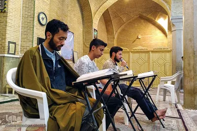 جزء خوانی دانش آموزان در شبستان مسجد وکیل شیراز