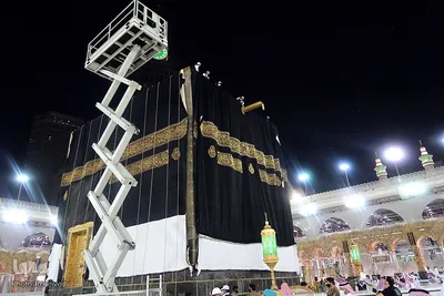مسجدالحرام در نخستین روز آغاز مناسک حج امسال، شامگاه گذشته شاهد تعویض پرده مقدس کعبه بود.